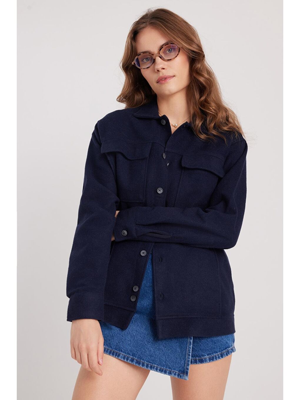 Kadın Relax Fit Rahat Kesim Cepli Düz Apaş Yaka Lacivert Mont Gömlek-4