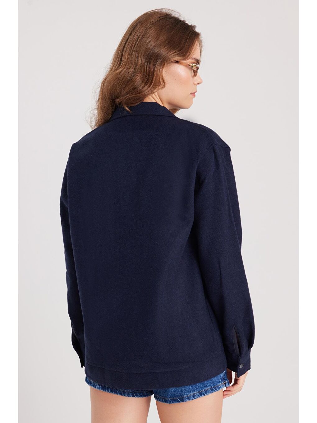 Kadın Relax Fit Rahat Kesim Cepli Düz Apaş Yaka Lacivert Mont Gömlek-6