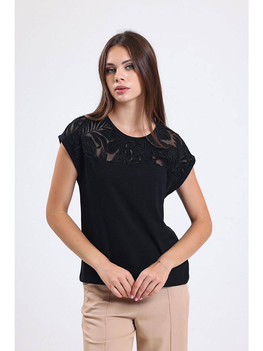 Siyah Yakası Dantel Detaylı Kısa Kollu Bisiklet Yaka Normal Kalıp Bluz