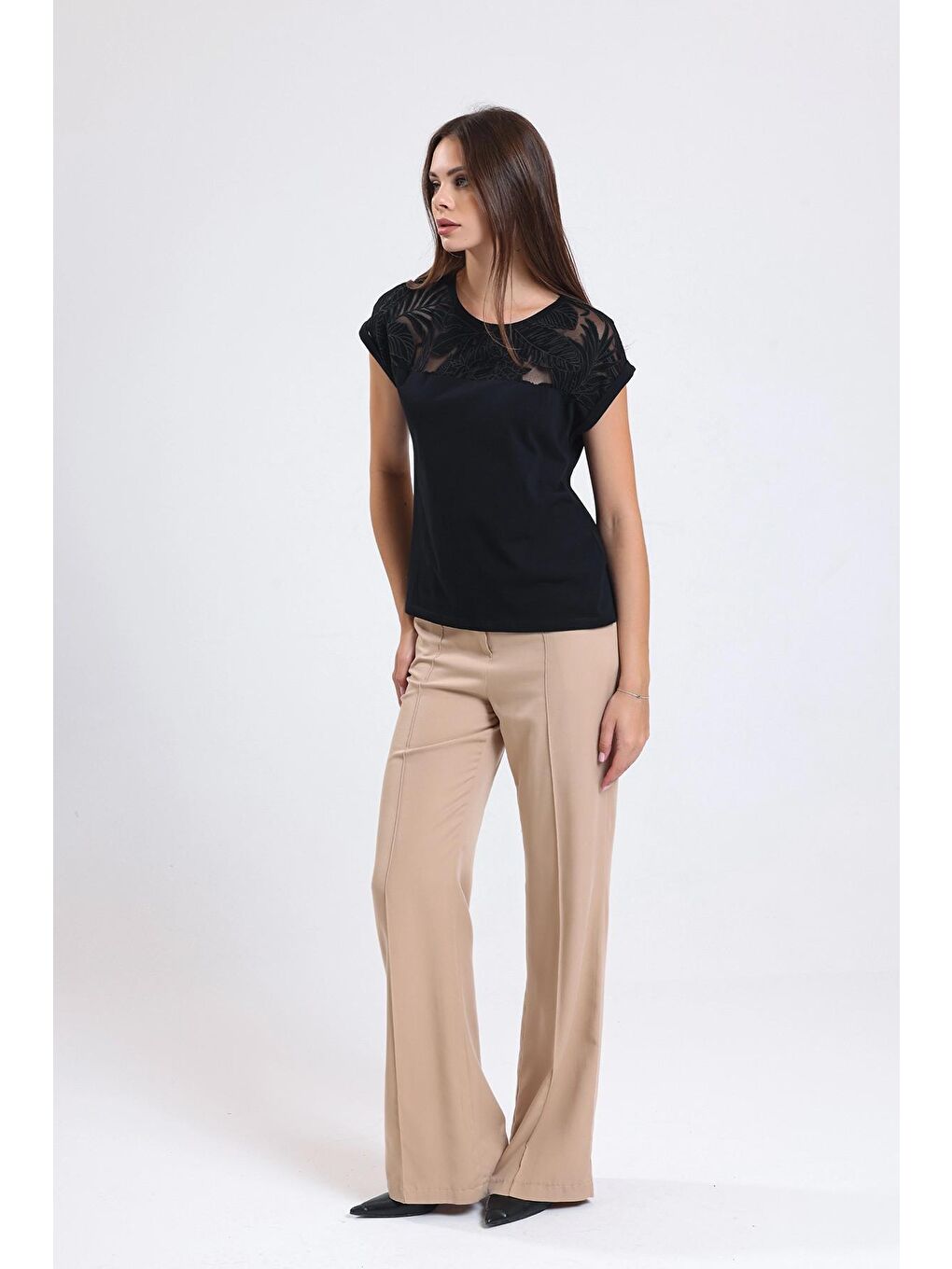 Siyah Yakası Dantel Detaylı Kısa Kollu Bisiklet Yaka Normal Kalıp Bluz-1