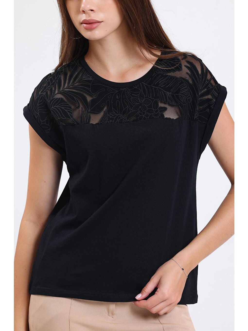 Siyah Yakası Dantel Detaylı Kısa Kollu Bisiklet Yaka Normal Kalıp Bluz-2