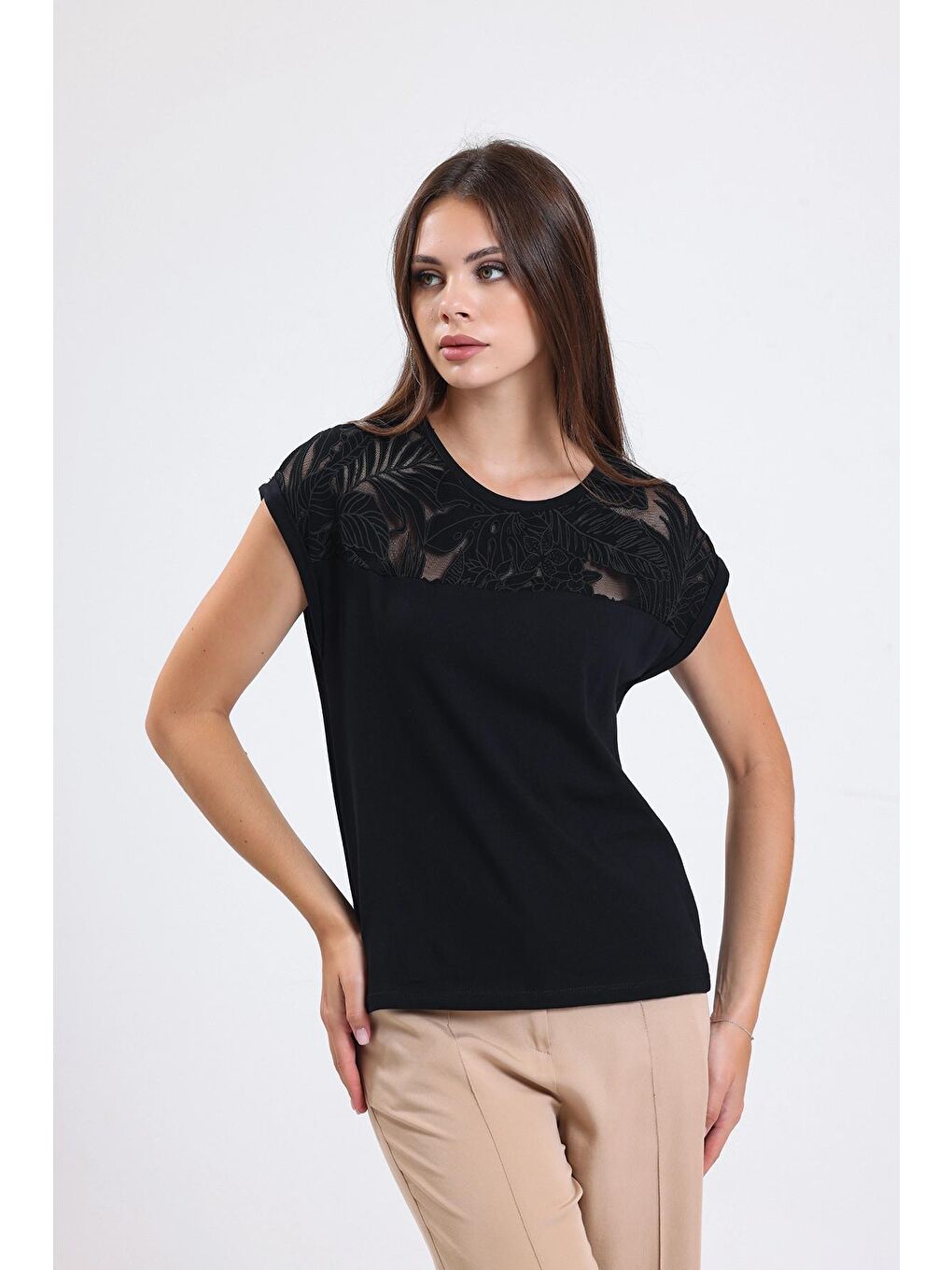 Siyah Yakası Dantel Detaylı Kısa Kollu Bisiklet Yaka Normal Kalıp Bluz-3