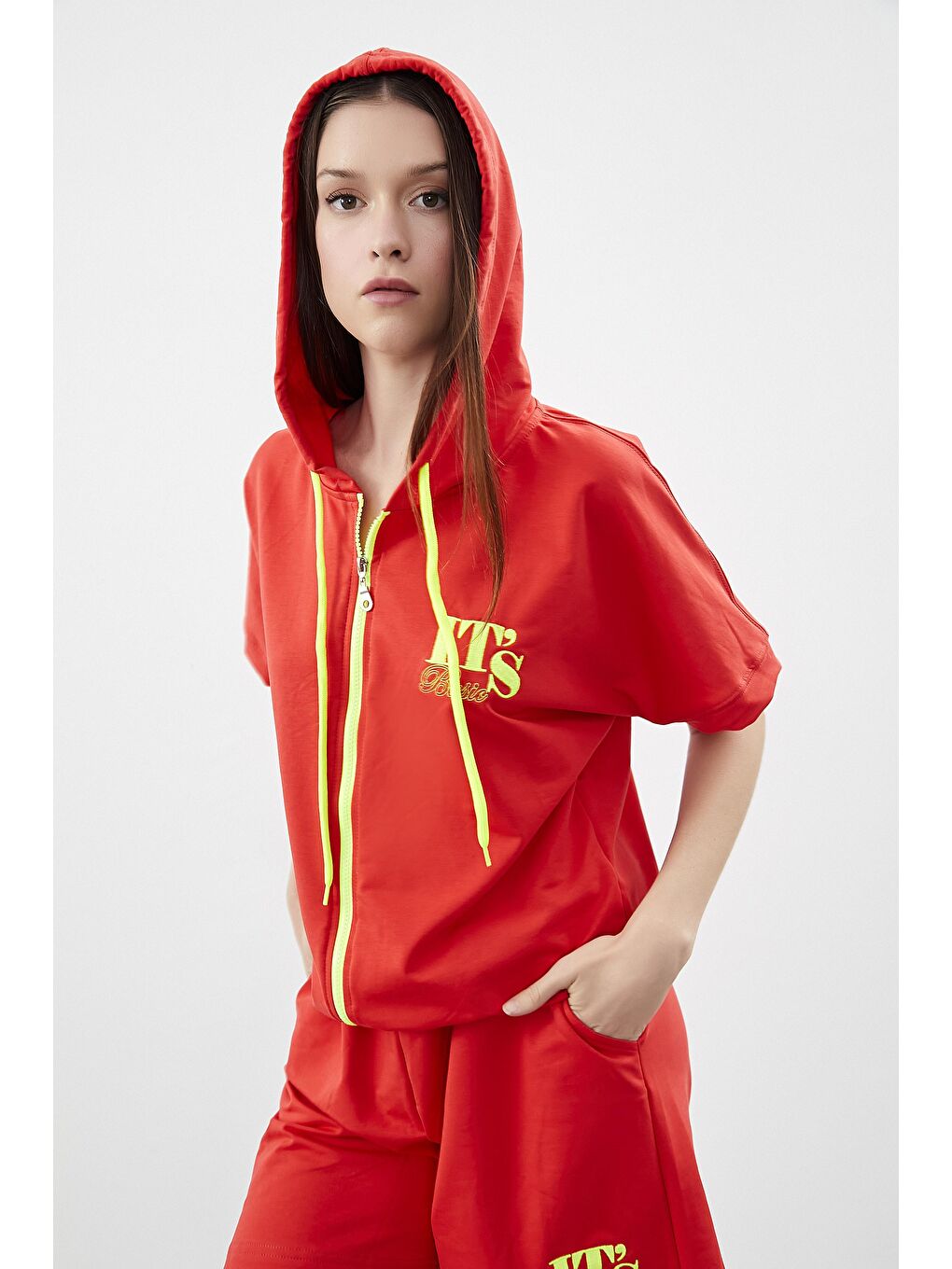 Kırmızı Kadın Coral Renk Baskılı Kapüşonlu Fermuarlı Yarım Kol Sweatshirt