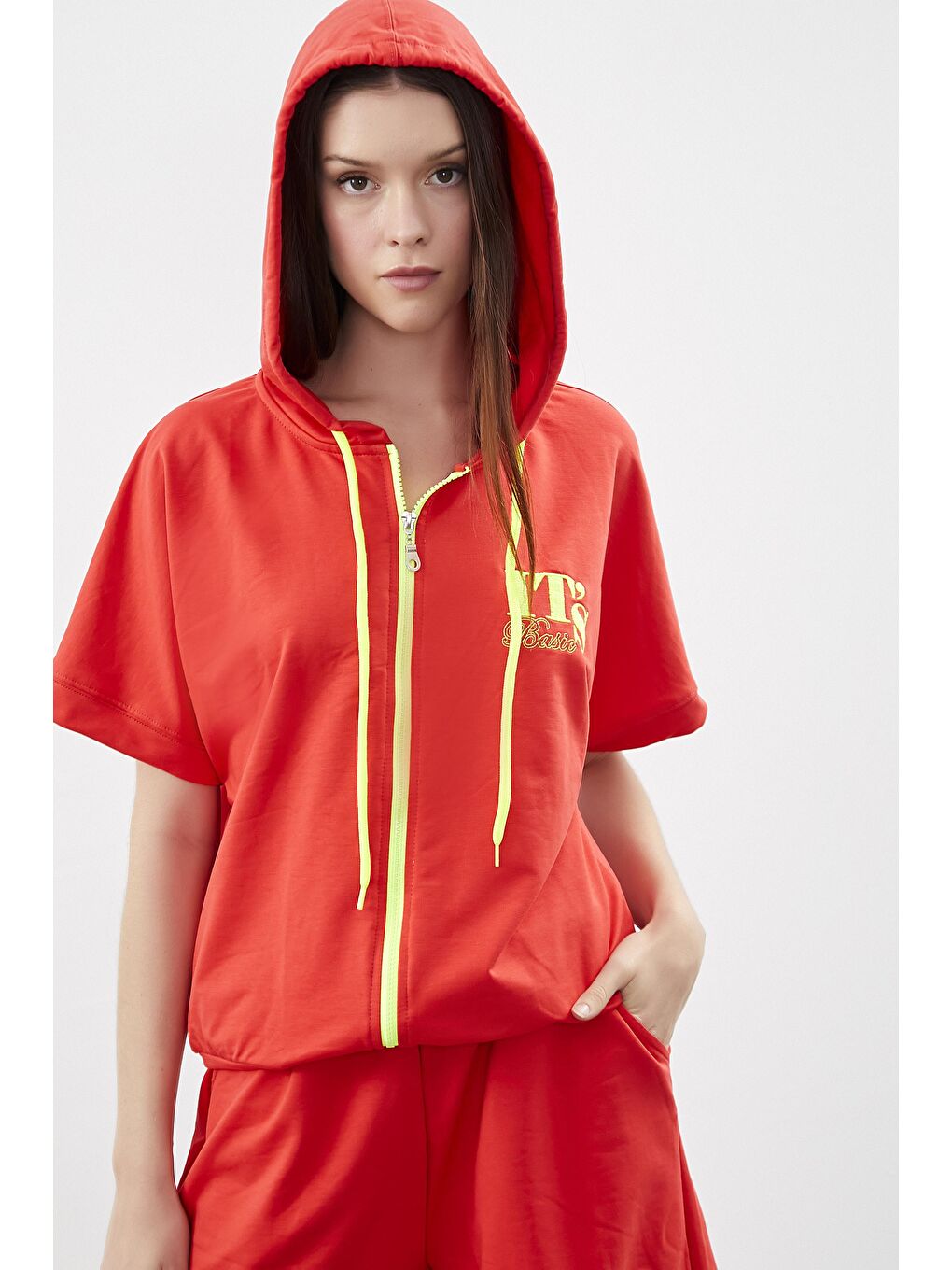 Kırmızı Kadın Coral Renk Baskılı Kapüşonlu Fermuarlı Yarım Kol Sweatshirt-2