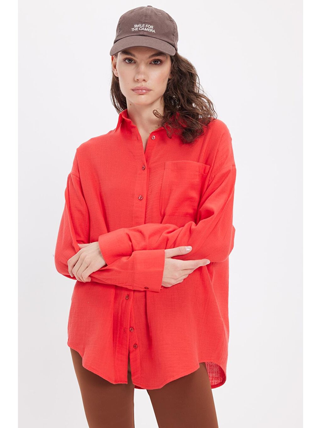 Karışık Kadın Oversize Geniş Kesim %100 Pamuk Müslin Kumaş Uzun Kollu Cepli Dokulu Nar Rengi Gömlek-1