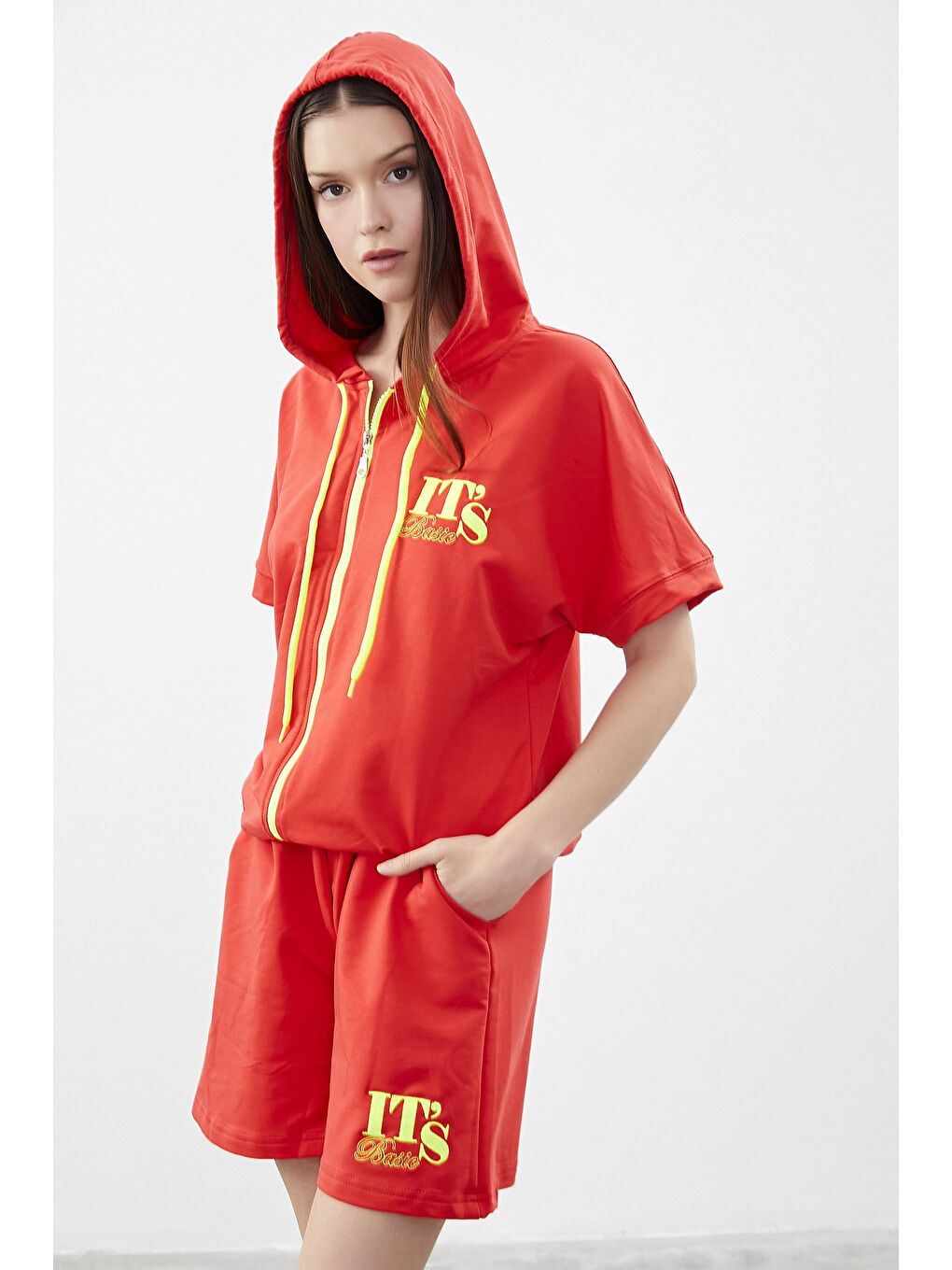 Kırmızı Kadın Coral Renk Baskılı Kapüşonlu Fermuarlı Yarım Kol Sweatshirt-4