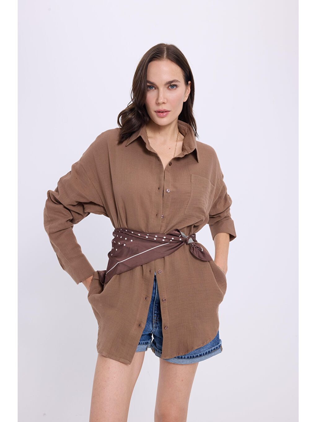 Kadın Oversize Geniş Kesim %100 Pamuk Müslin Kumaş Uzun Kollu Cepli Dokulu Kahverengi Gömlek-1