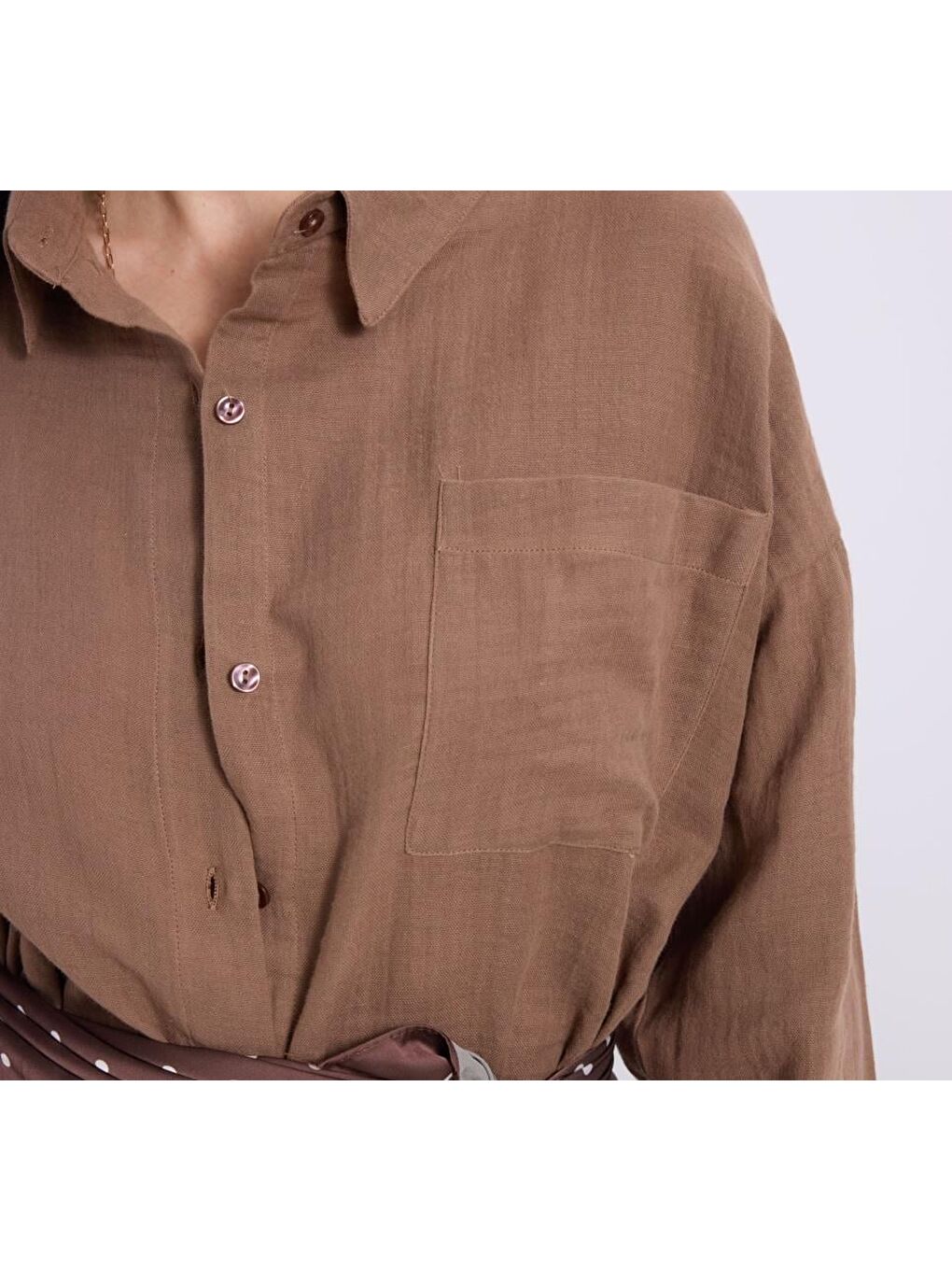 Kadın Oversize Geniş Kesim %100 Pamuk Müslin Kumaş Uzun Kollu Cepli Dokulu Kahverengi Gömlek-2