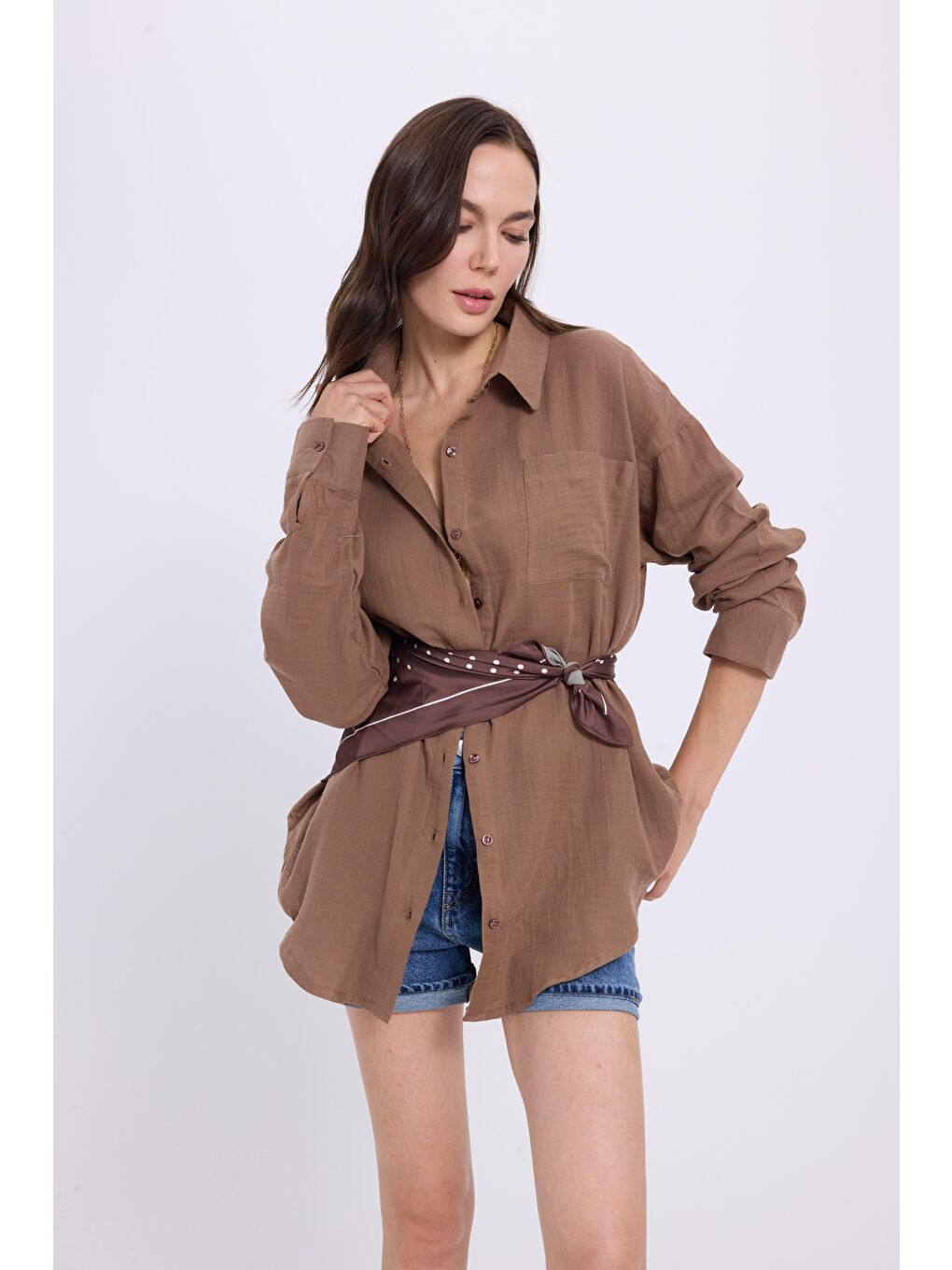 Kadın Oversize Geniş Kesim %100 Pamuk Müslin Kumaş Uzun Kollu Cepli Dokulu Kahverengi Gömlek-4