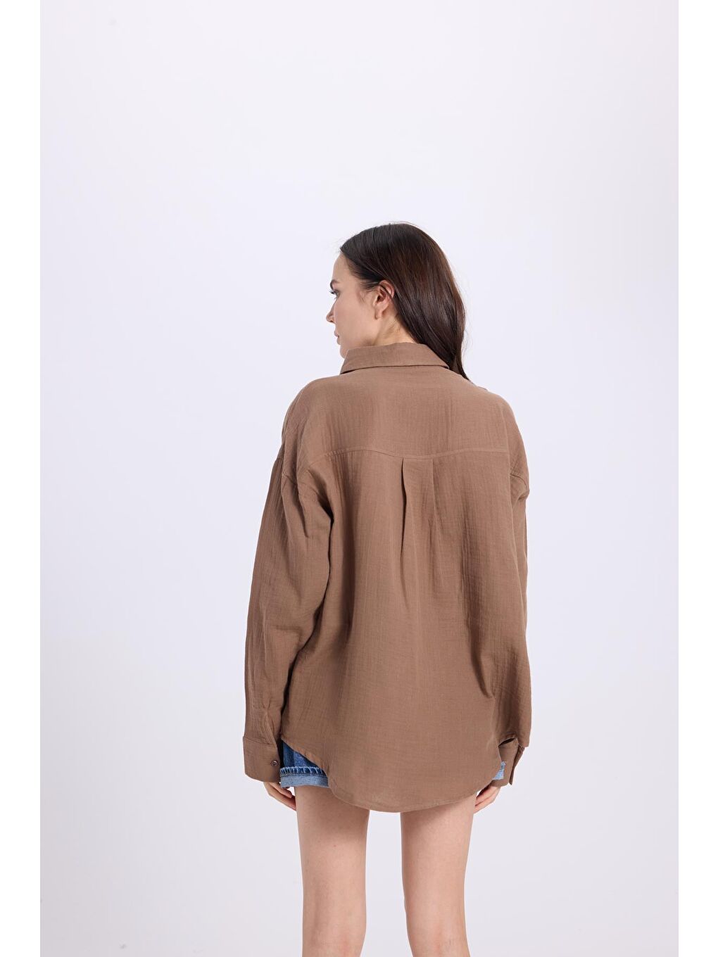 Kadın Oversize Geniş Kesim %100 Pamuk Müslin Kumaş Uzun Kollu Cepli Dokulu Kahverengi Gömlek-6