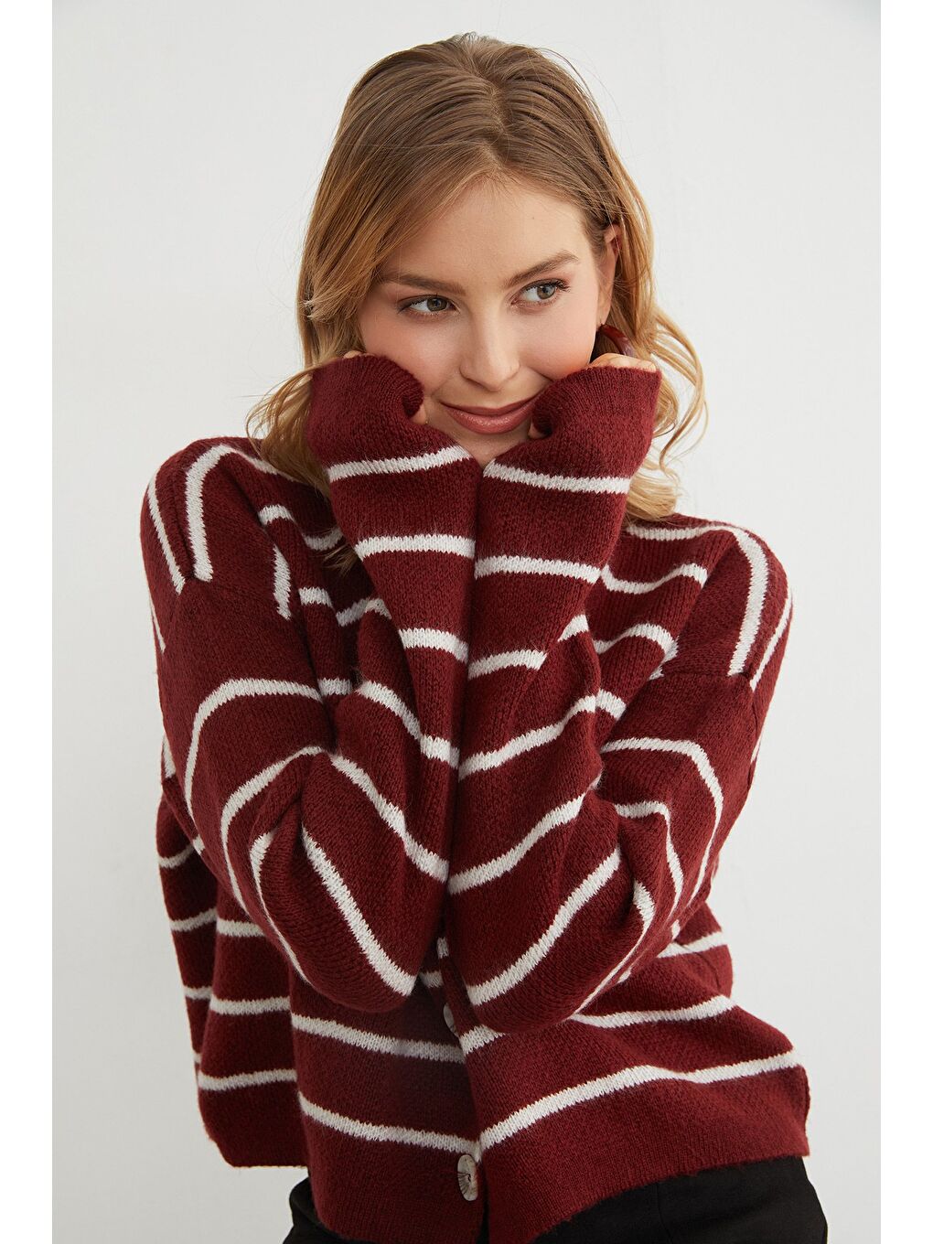 Bordo Çizgili Düğmeli Triko Hırka-1