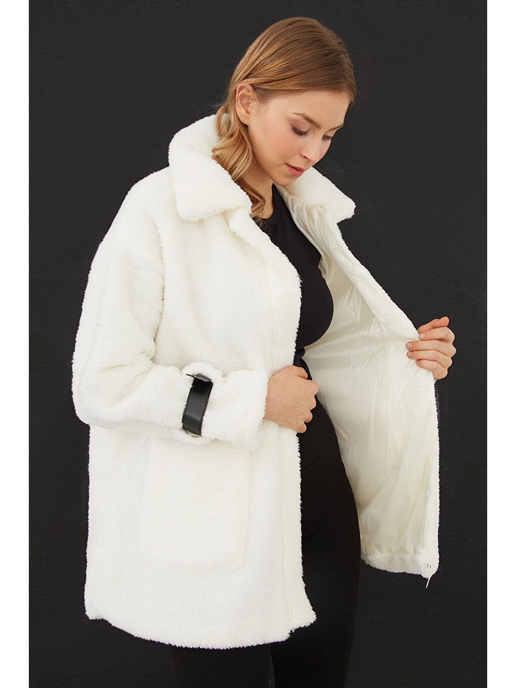 Siyah Kolları Tokalı Çift Cepli Pelüş Mont-1