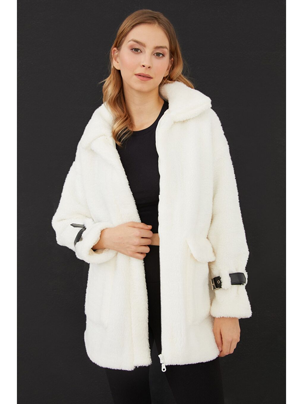 Siyah Kolları Tokalı Çift Cepli Pelüş Mont-2