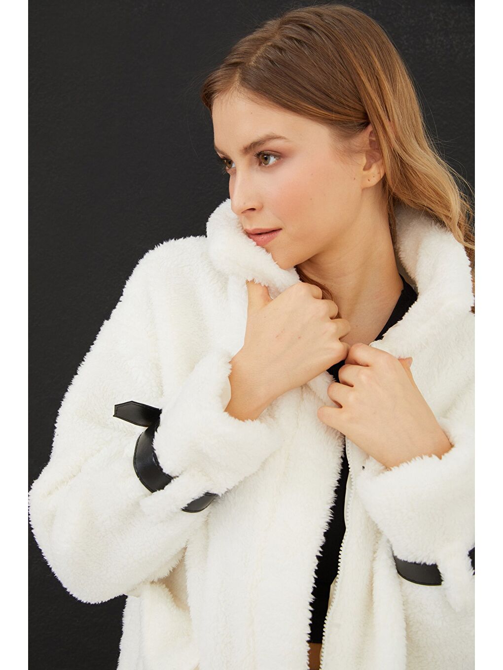 Siyah Kolları Tokalı Çift Cepli Pelüş Mont-3