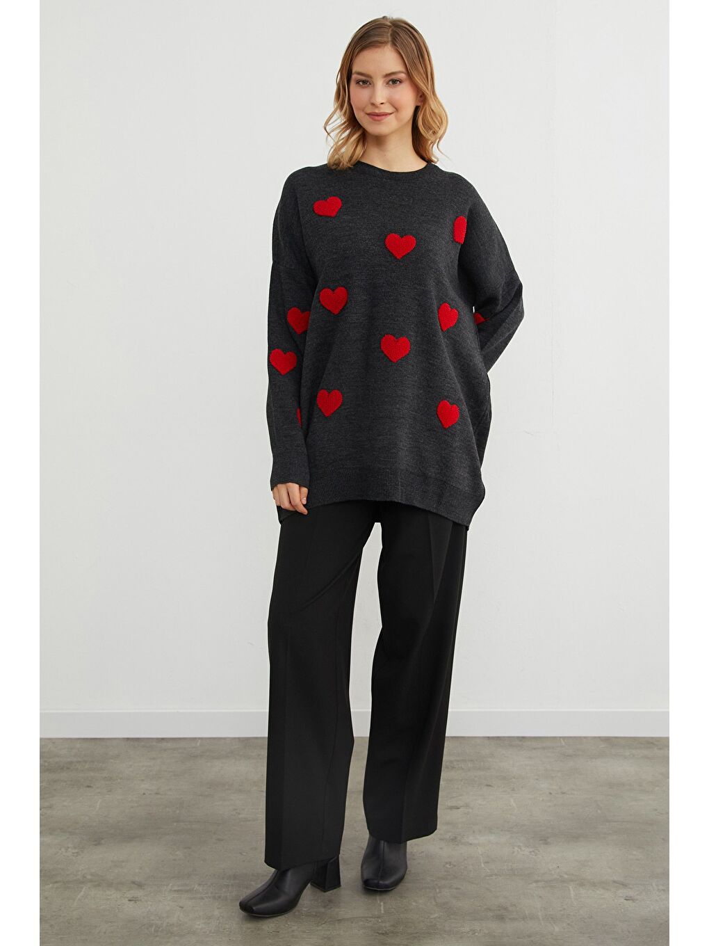 Antrasit Kalp Nakışlı Oversize Triko Kazak-1