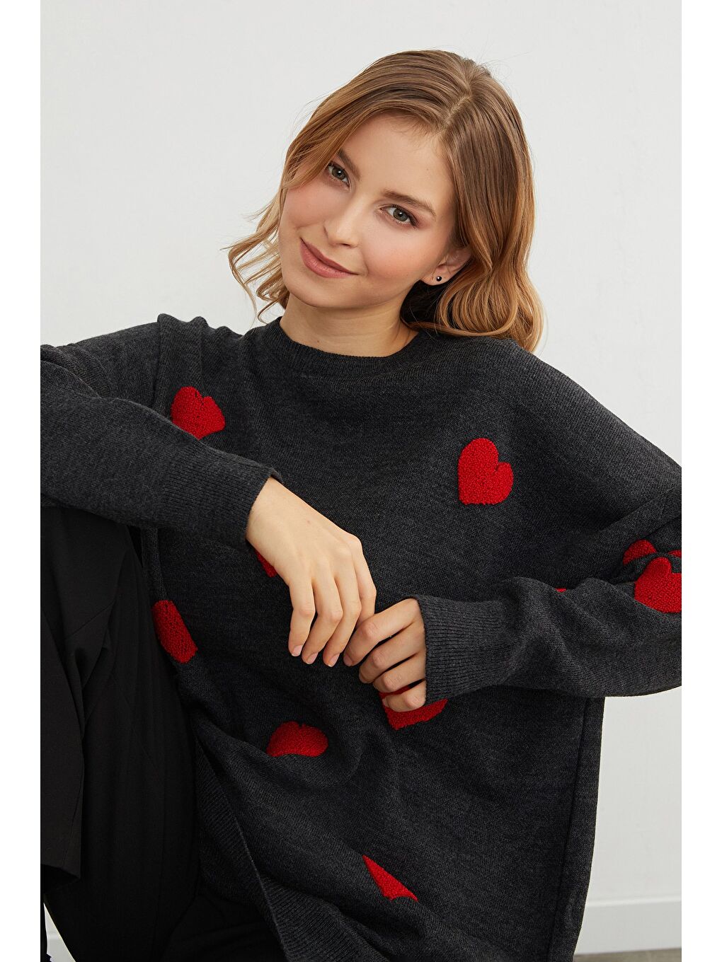 Antrasit Kalp Nakışlı Oversize Triko Kazak-2