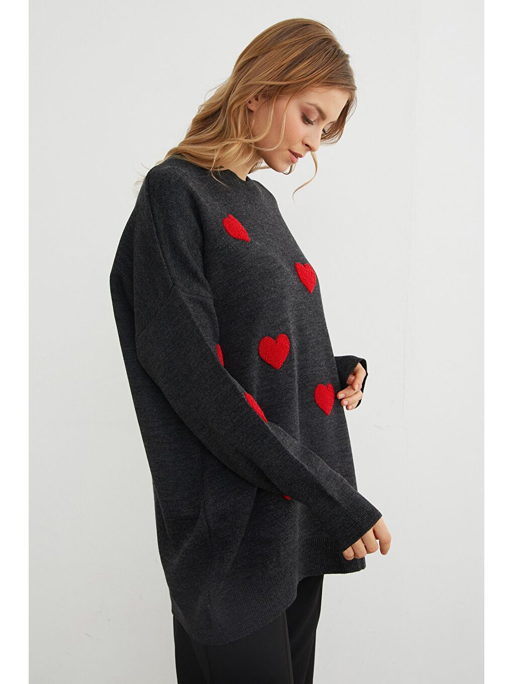 Antrasit Kalp Nakışlı Oversize Triko Kazak-4