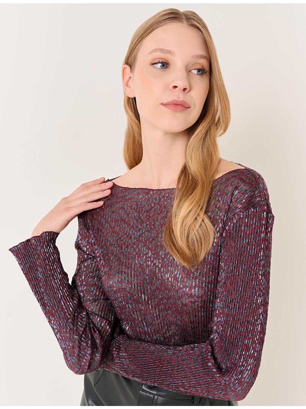 Bordo Kayık Yaka Uzun Kollu Piliseli Parlak Bluz
