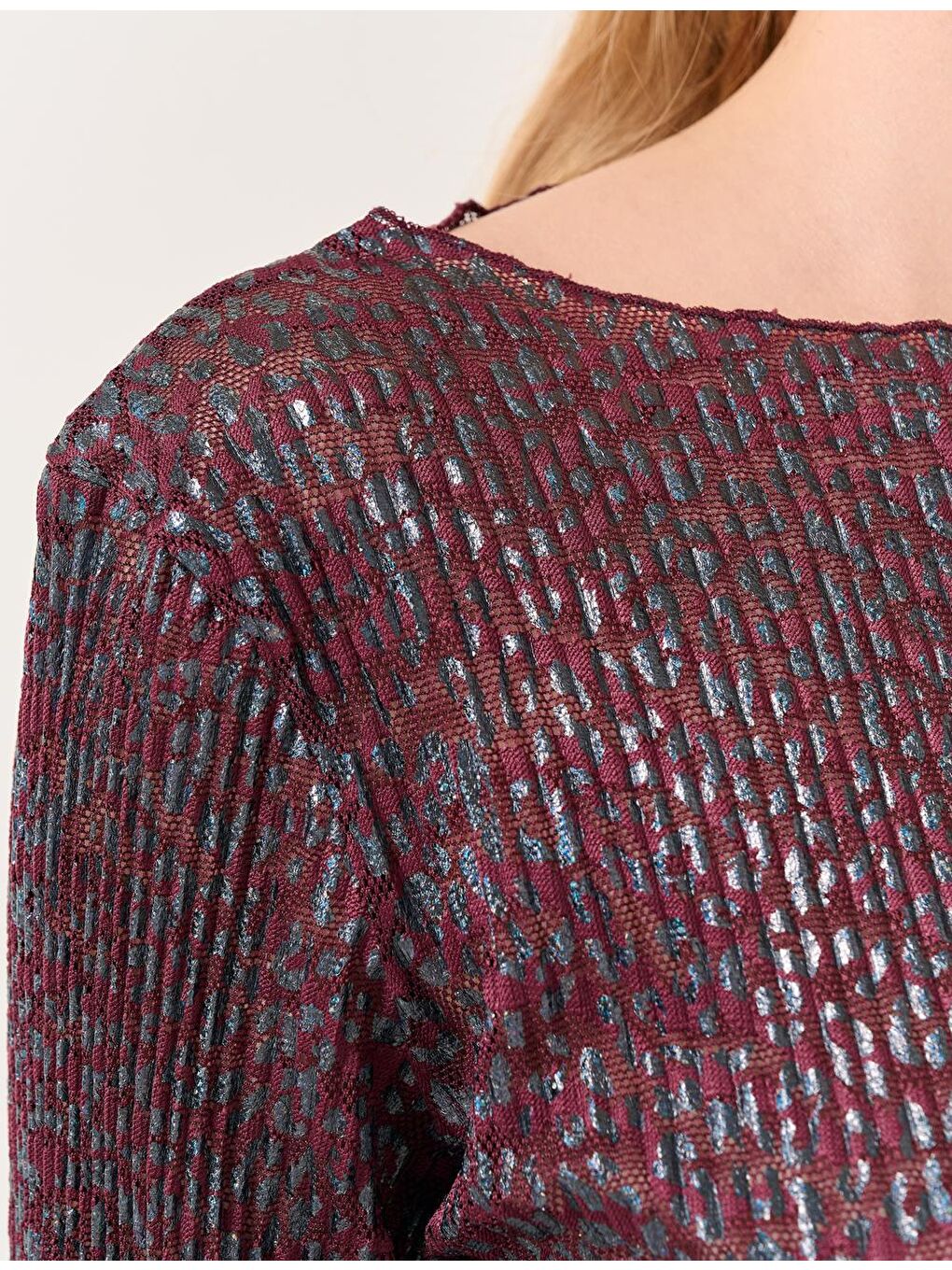 Bordo Kayık Yaka Uzun Kollu Piliseli Parlak Bluz-1