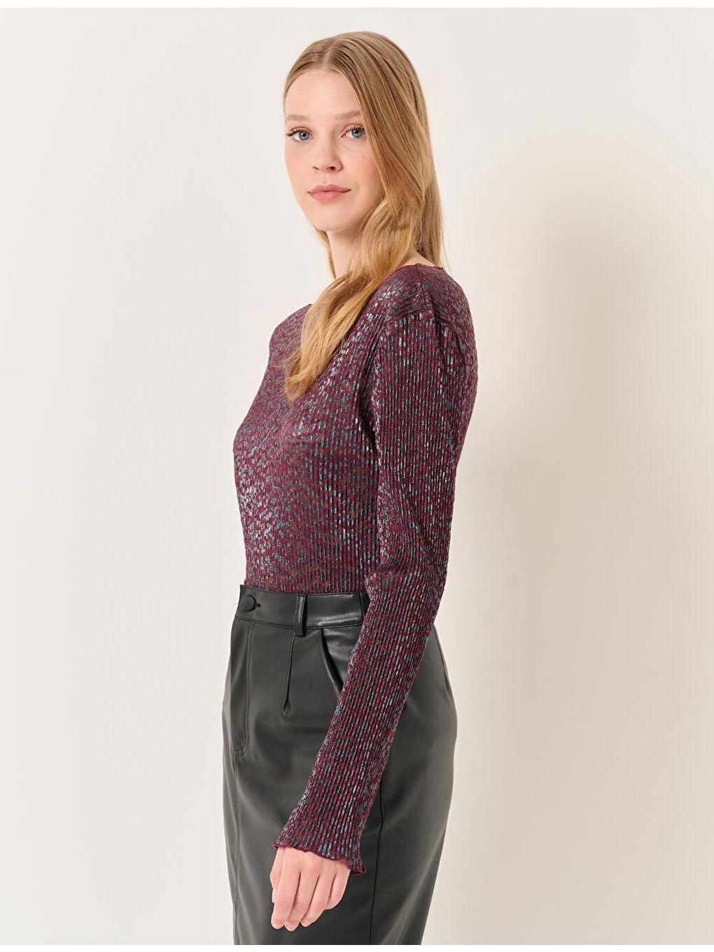 Bordo Kayık Yaka Uzun Kollu Piliseli Parlak Bluz-3