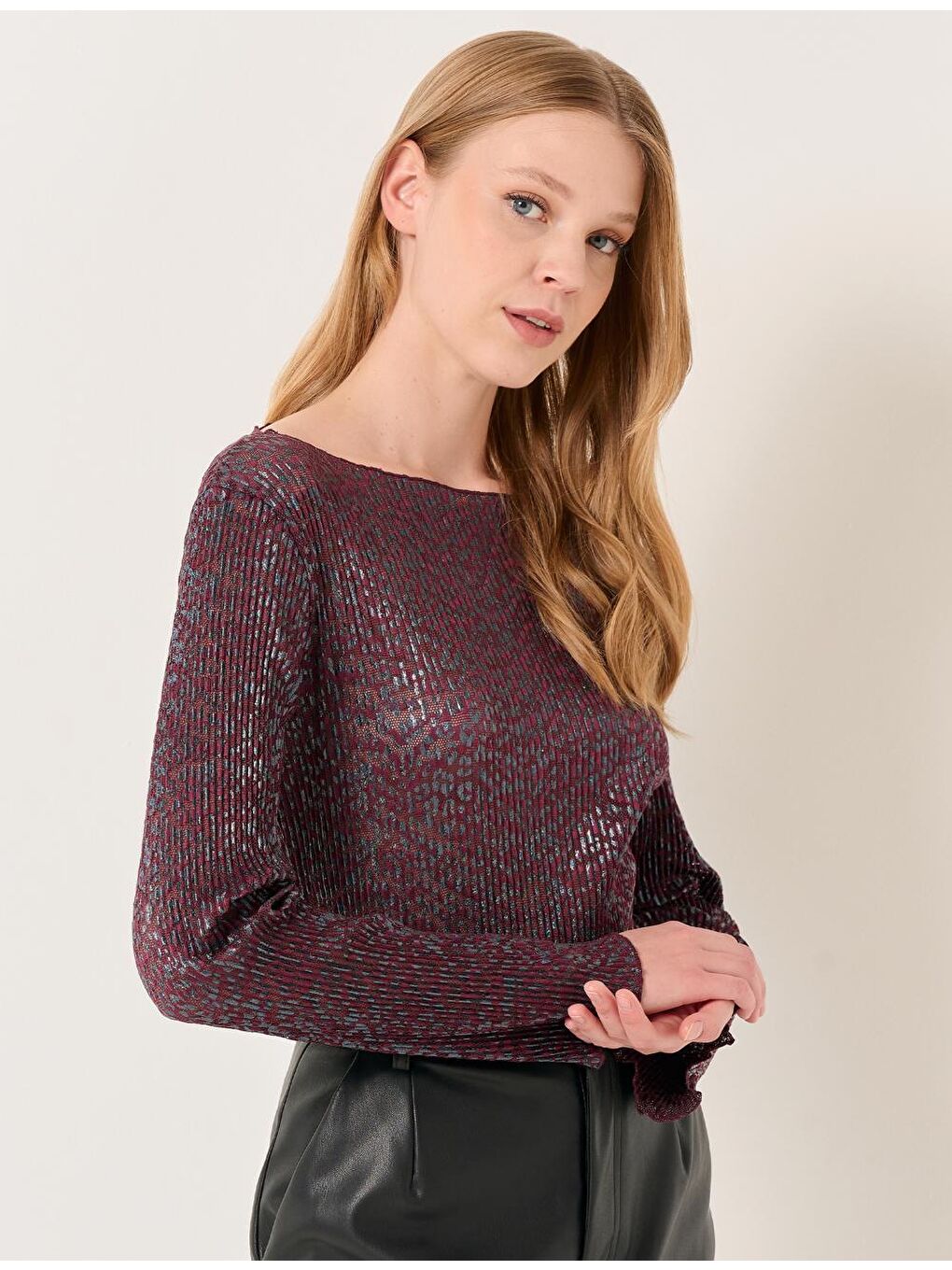 Bordo Kayık Yaka Uzun Kollu Piliseli Parlak Bluz-4