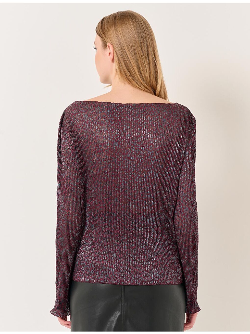 Bordo Kayık Yaka Uzun Kollu Piliseli Parlak Bluz-5