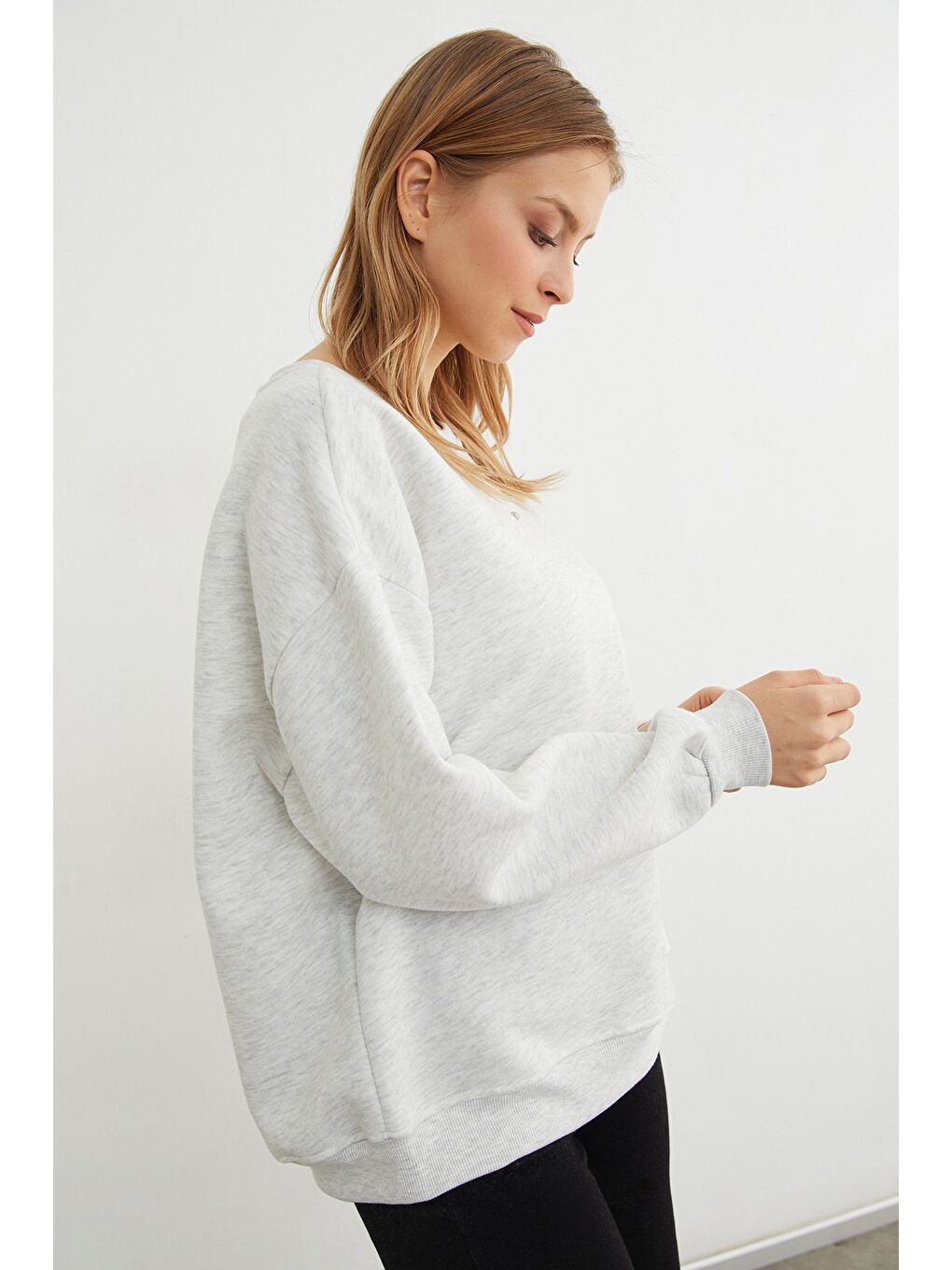 Gri Love Aksesuarlı Bisiklet Yaka Oversize Sweatshirt-2