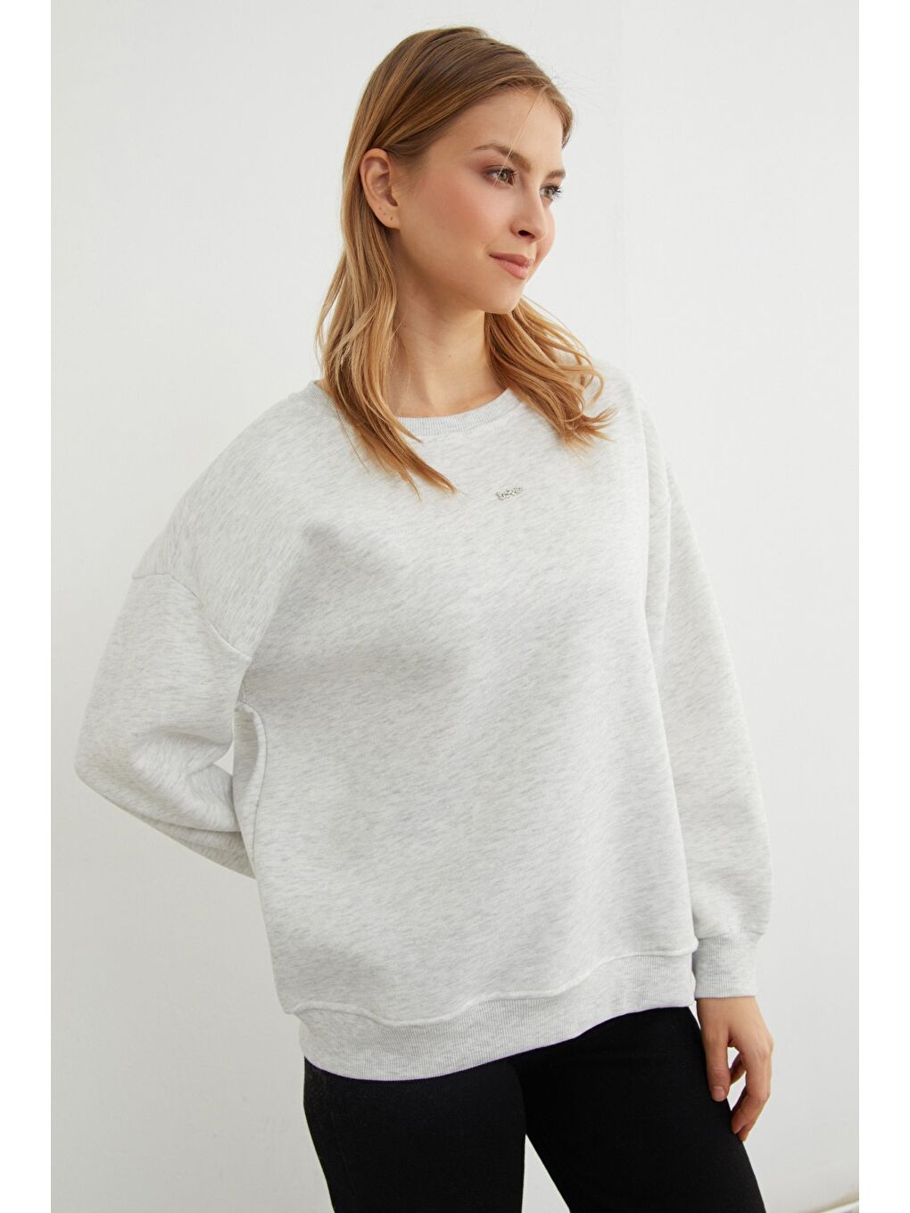 Gri Love Aksesuarlı Bisiklet Yaka Oversize Sweatshirt-3