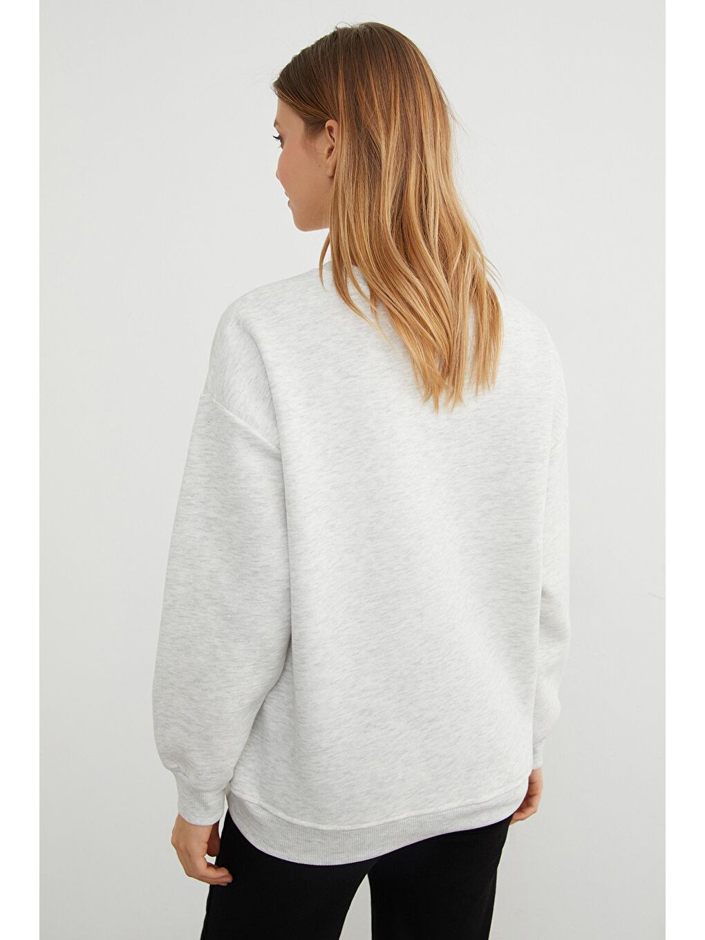 Gri Love Aksesuarlı Bisiklet Yaka Oversize Sweatshirt-4