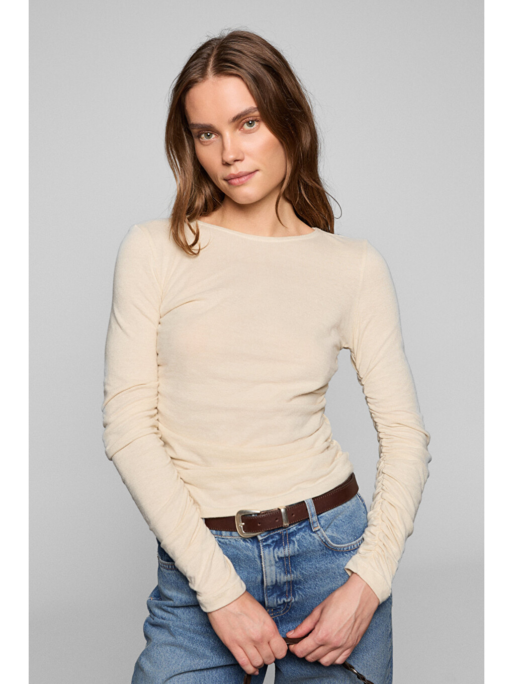 Bej Inssaza Kadın Vücuda Oturan Büzgülü Slim Fit Taş Bluz-3