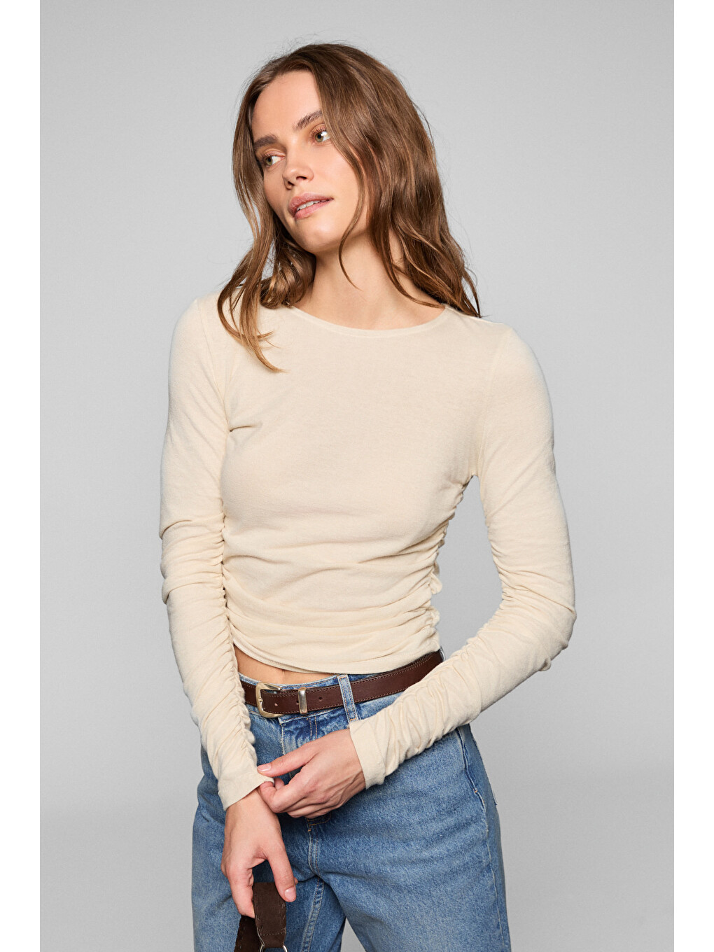 Bej Inssaza Kadın Vücuda Oturan Büzgülü Slim Fit Taş Bluz-4