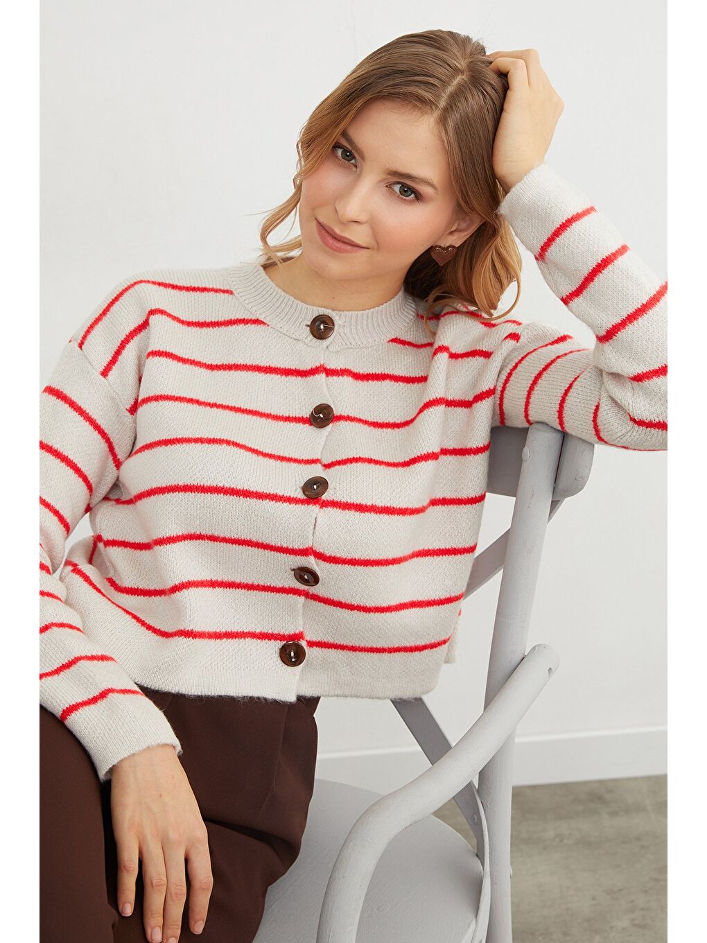 Bej Çizgili Düğmeli Triko Hırka