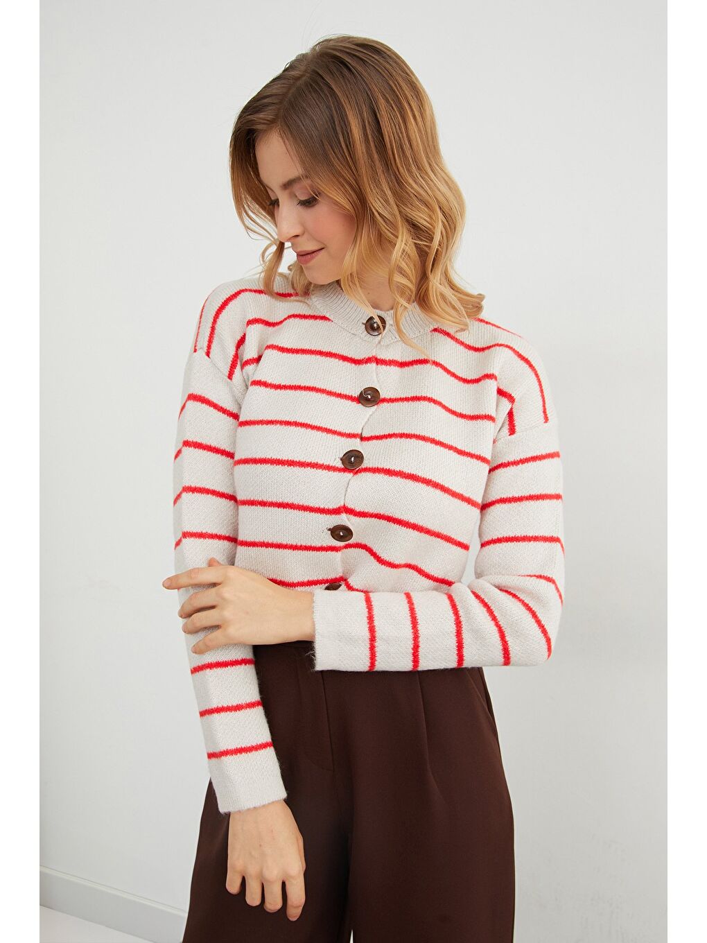 Bej Çizgili Düğmeli Triko Hırka-4