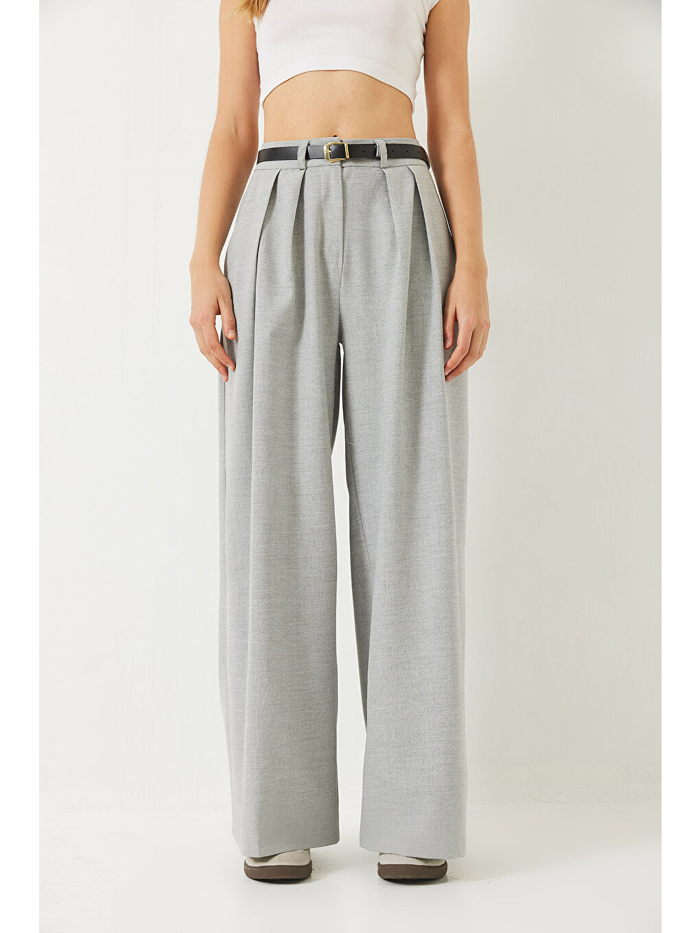 Gri Kadın Çift Cepli Pileli Kemer Detaylı Bol Pantolon-1