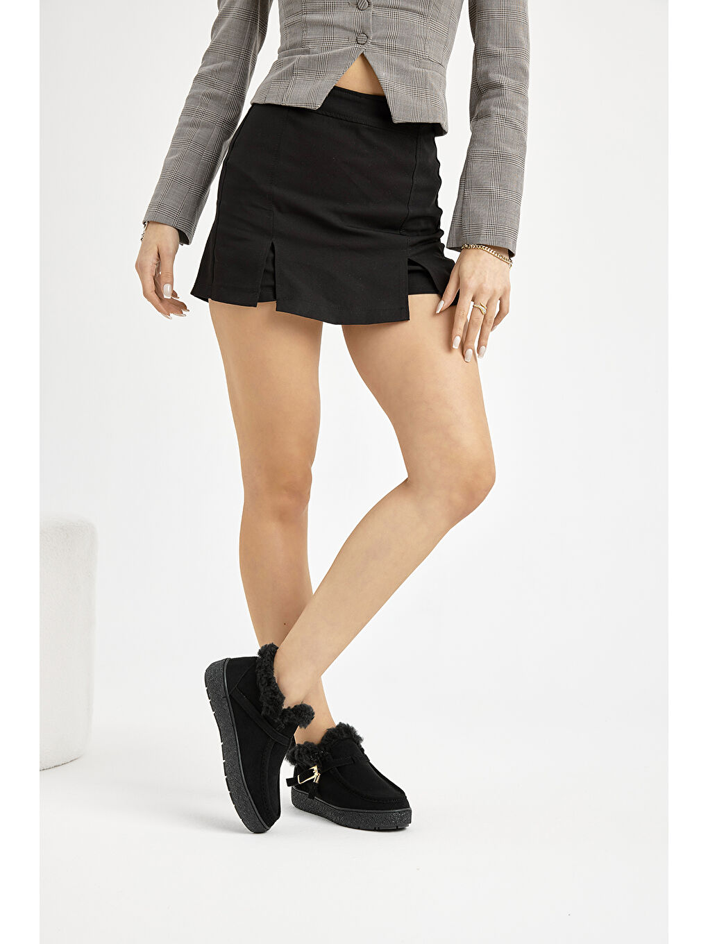 Kadın Siyah Termo Taban Süet Görünümlü Kürklü ve Püsküllü Günlük Kısa Bot-4