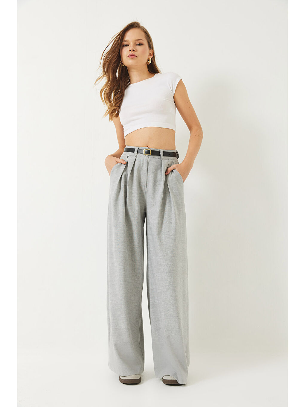 Gri Kadın Çift Cepli Pileli Kemer Detaylı Bol Pantolon-4