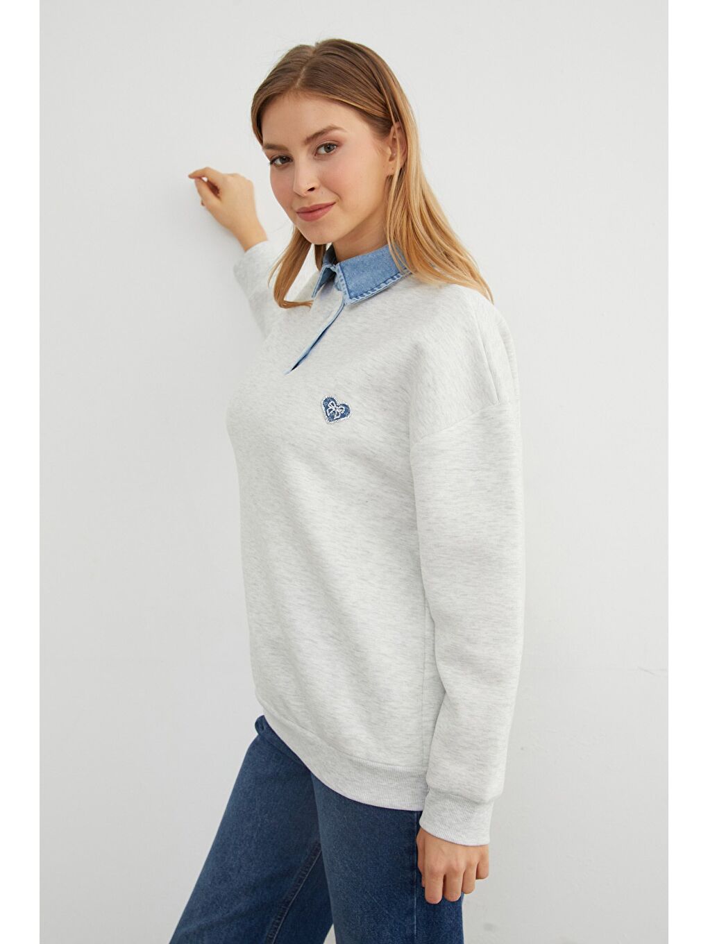 Gri 3 İplik Kalp Nakışlı Polo Yaka Denim Detaylı Sweatshirt-4