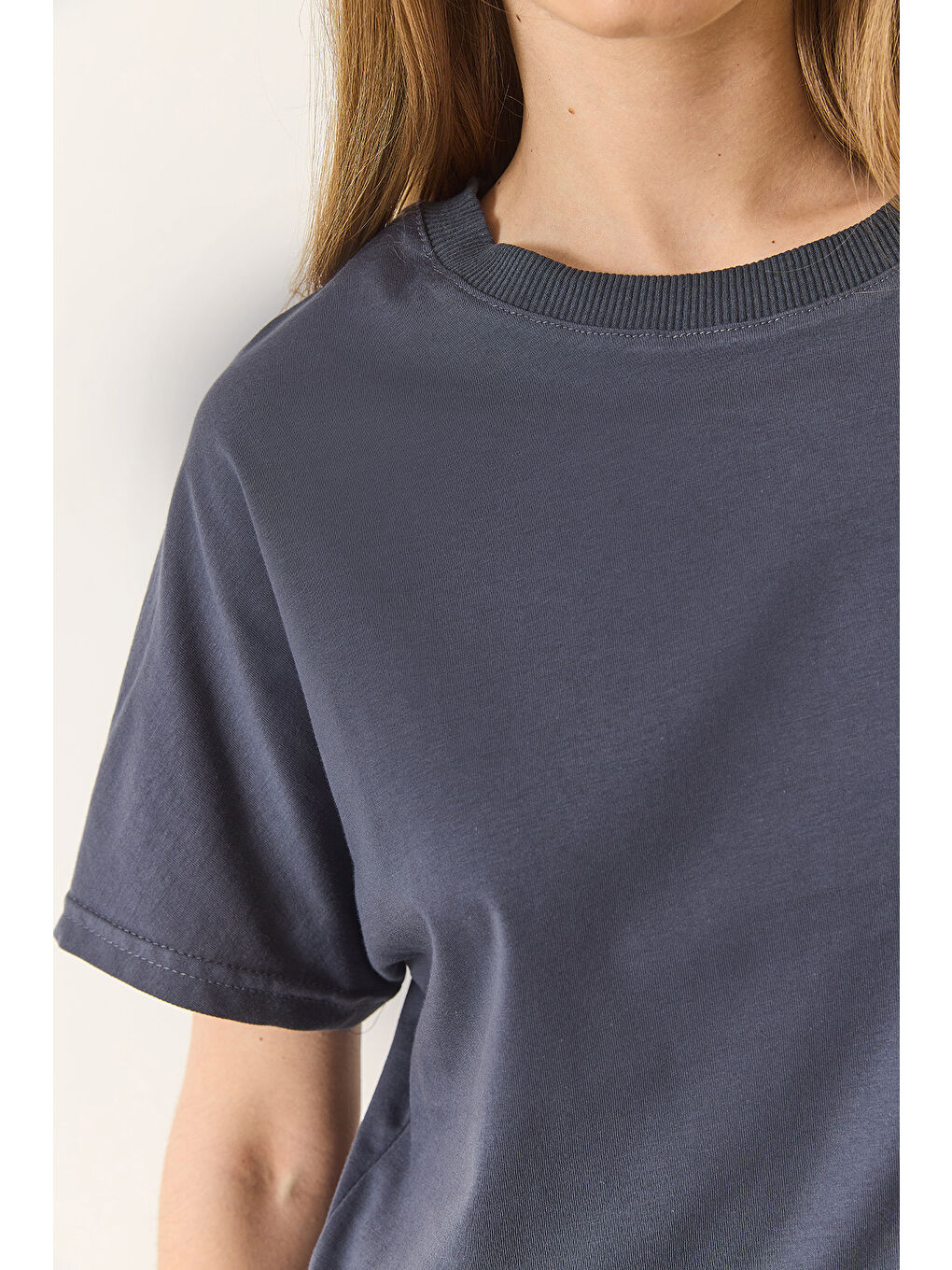 Antrasit Kadın Organik Pamuklu Regular Kalıp Bisiklet Yaka Basic Kısa Kollu T-Shirt-4