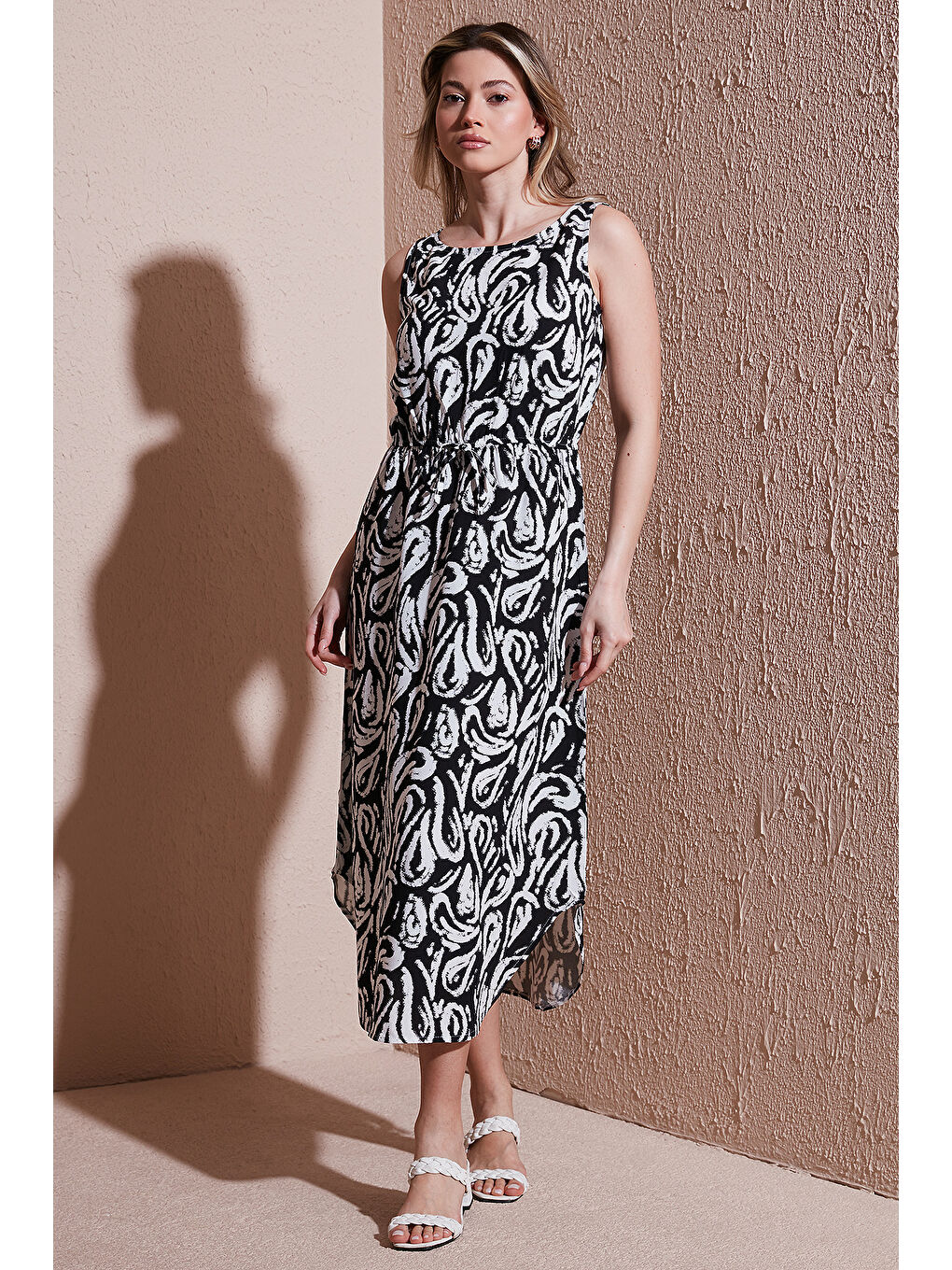 Siyah Standart Fit Bisiklet Yaka Bağlamalı Desenli Midi Elbise 25Y0154K1-2