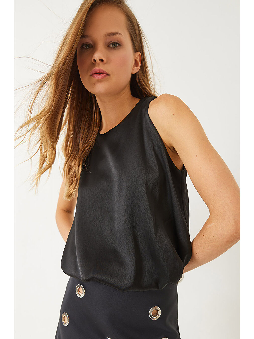 Siyah Kadın Etek Ucu Lastikli Balon Saten Bluz