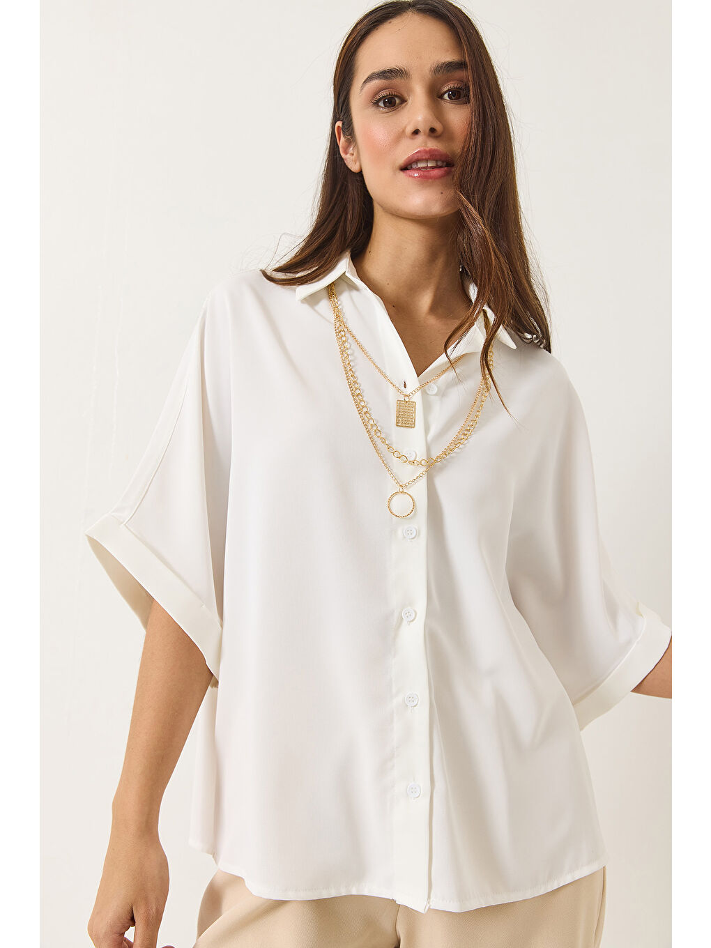 Beyaz Kadın Yarasa Kesim Kısa Kollu Seyyar Aksesuarlı Oversize Gömlek