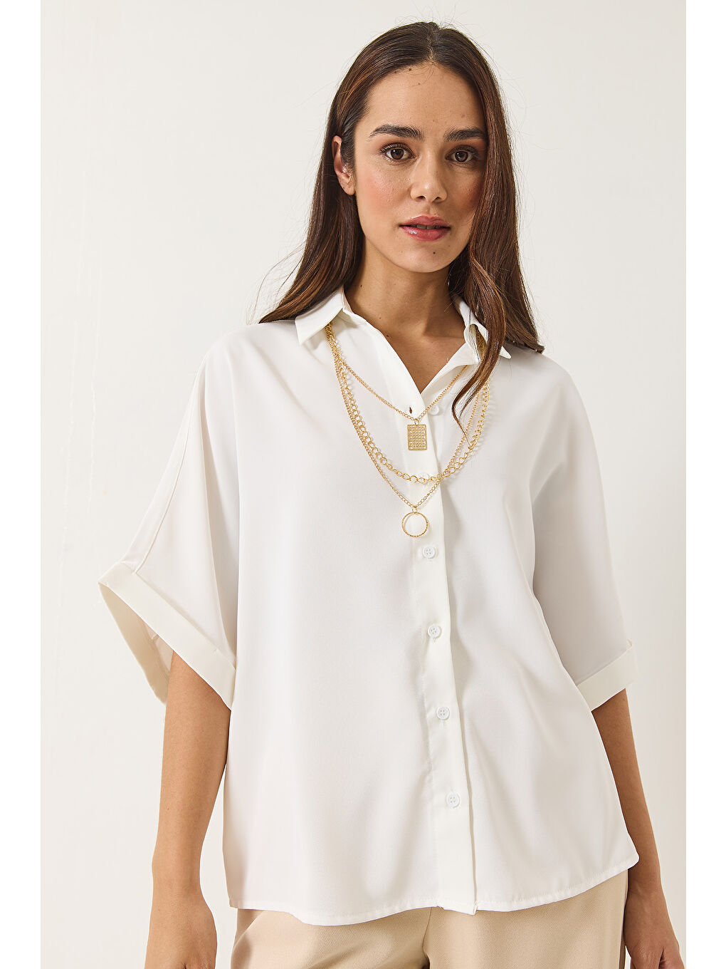Beyaz Kadın Yarasa Kesim Kısa Kollu Seyyar Aksesuarlı Oversize Gömlek-1
