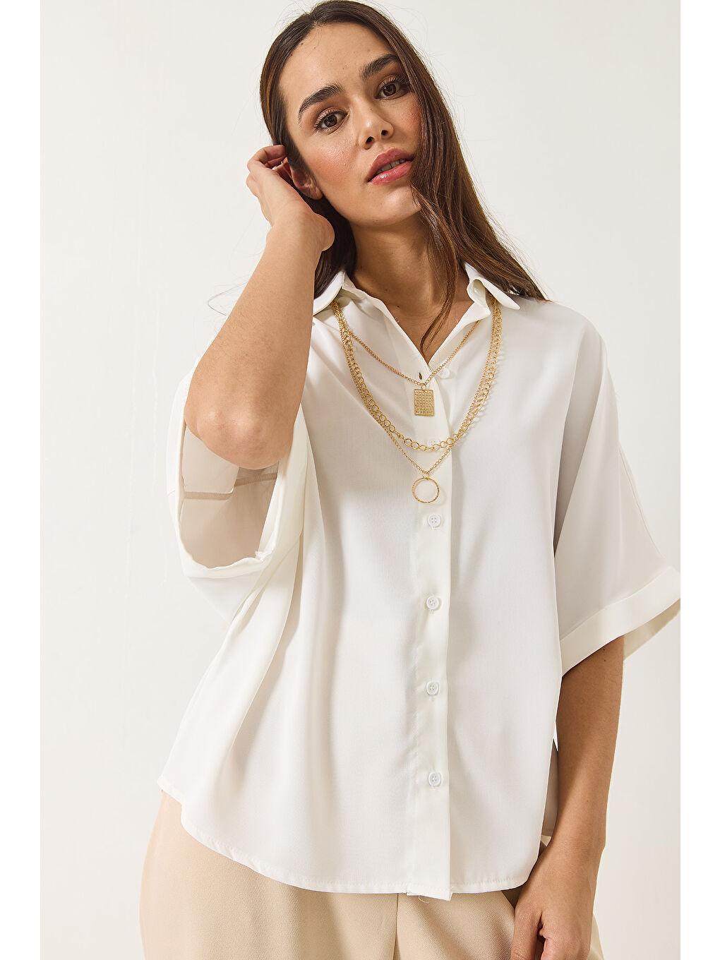 Beyaz Kadın Yarasa Kesim Kısa Kollu Seyyar Aksesuarlı Oversize Gömlek-2