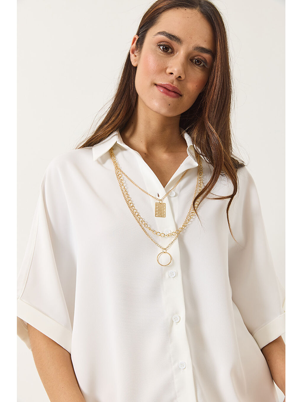 Beyaz Kadın Yarasa Kesim Kısa Kollu Seyyar Aksesuarlı Oversize Gömlek-3