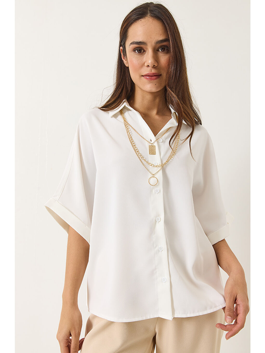 Beyaz Kadın Yarasa Kesim Kısa Kollu Seyyar Aksesuarlı Oversize Gömlek-4