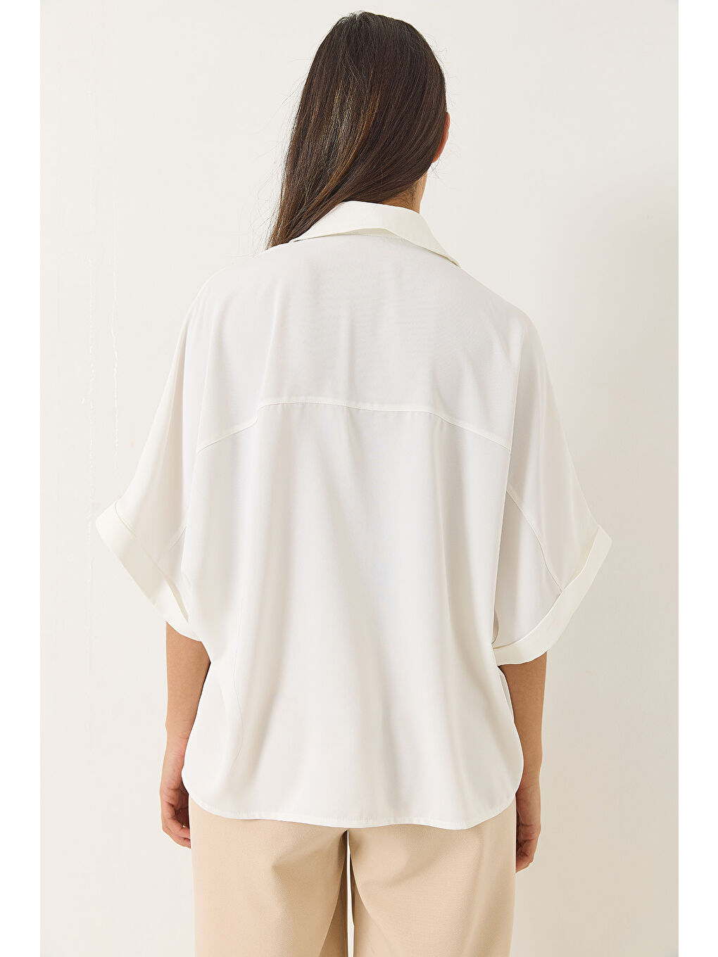 Beyaz Kadın Yarasa Kesim Kısa Kollu Seyyar Aksesuarlı Oversize Gömlek-6