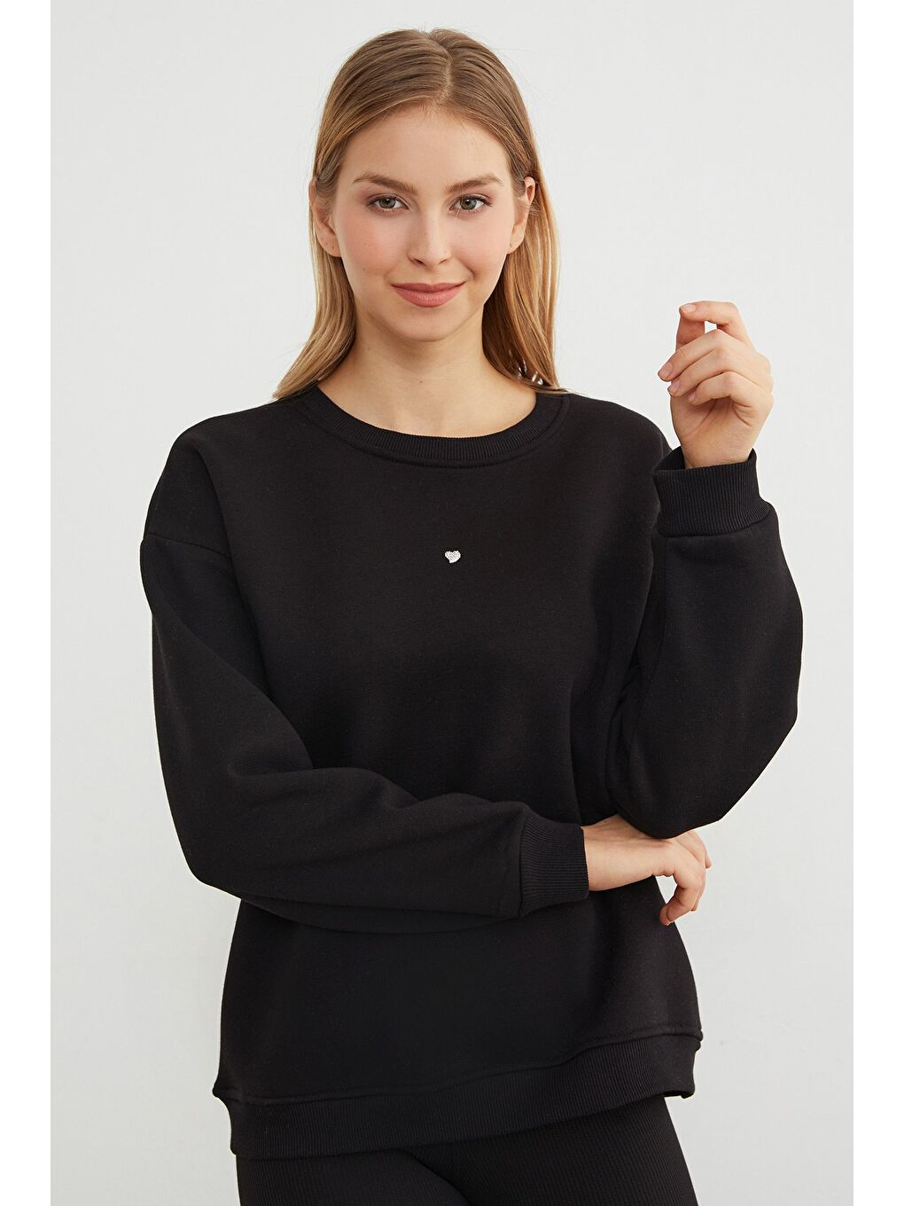 Siyah 3 İplik Taşlı Kalp Detaylı Oversize Sweatshirt-1
