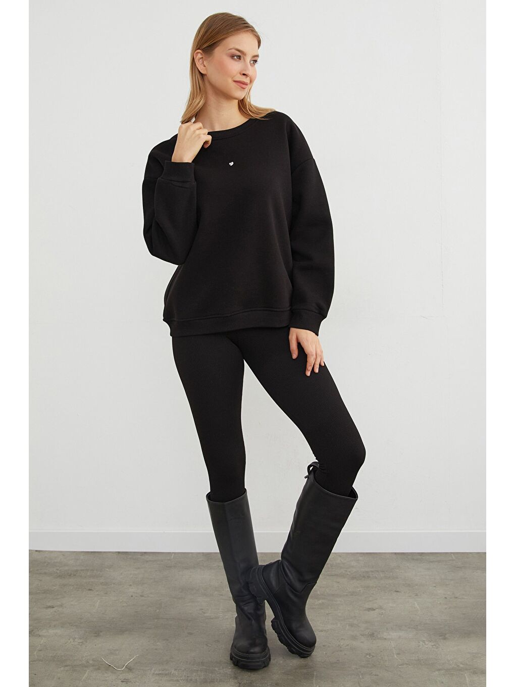 Siyah 3 İplik Taşlı Kalp Detaylı Oversize Sweatshirt-2
