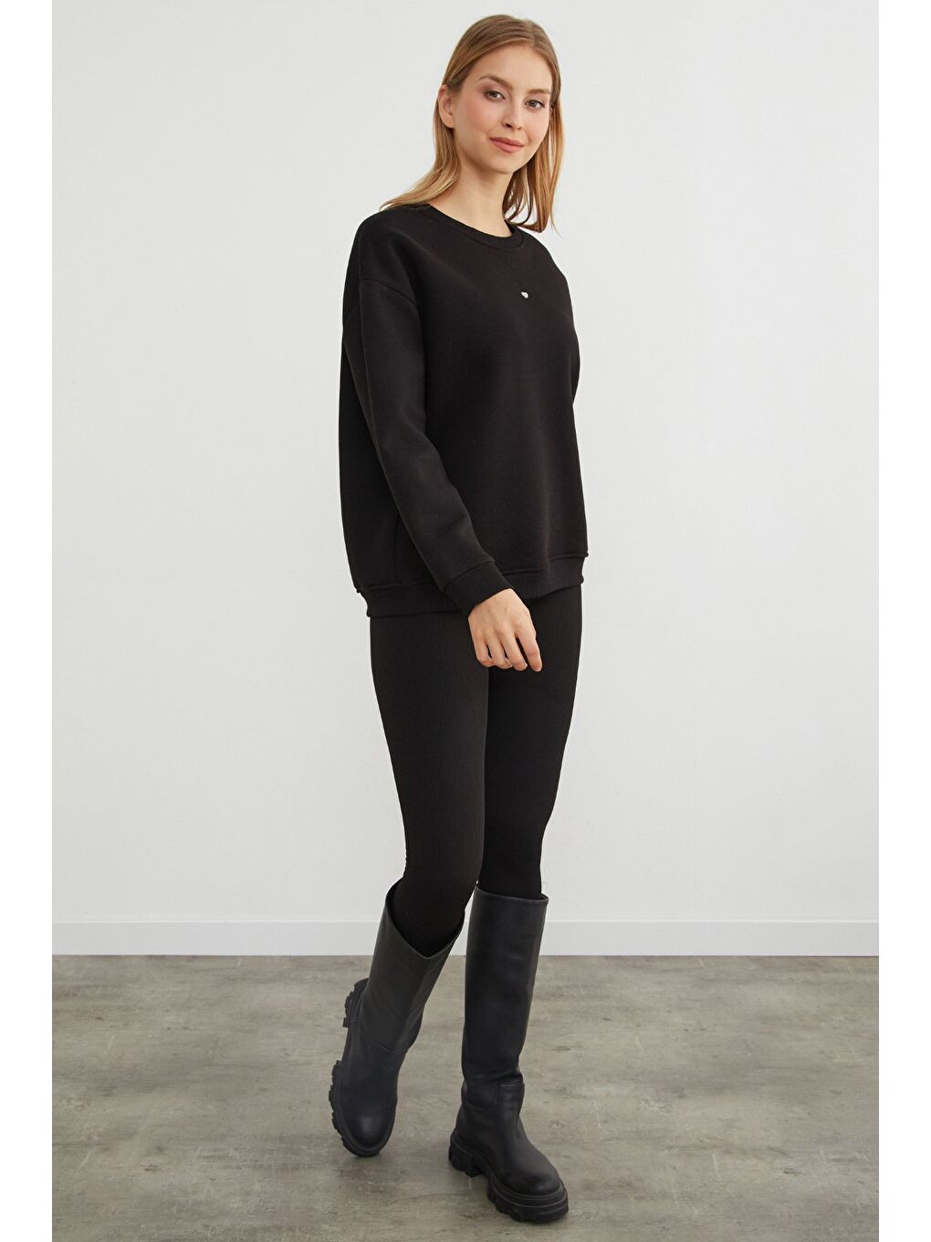 Siyah 3 İplik Taşlı Kalp Detaylı Oversize Sweatshirt-3