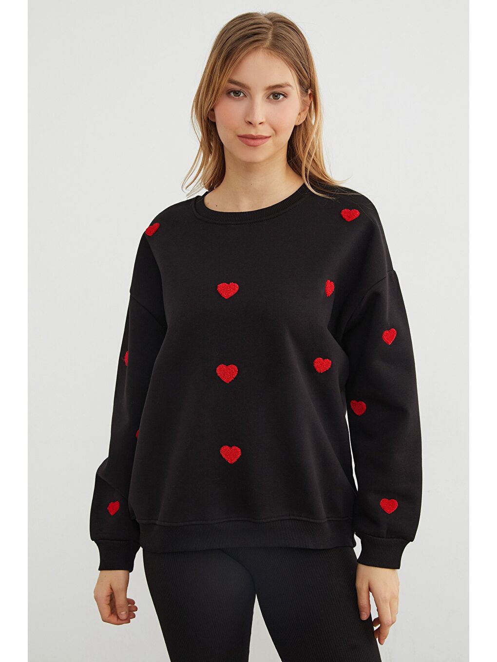 Siyah 3 İplik Kalp Nakışlı Oversize Sweatshirt